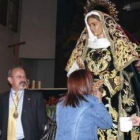 Un momento del besamanos de la Virgen de la Soledad en Jesús Divino Obrero