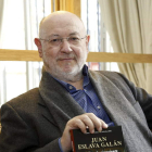 El escritor y catedrático de inglés Juan Eslava. SERGIO BARRENECHEA