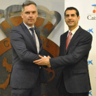 Carlos Urruti, a la izquierda, e Ignacio Álvarez durante la firma. DL