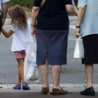 Tres generaciones de ciudadanos a la espera de cruzar una acera.