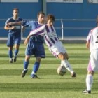 Fontanio pugna por la posesión del balón con un jugador vallisoletano