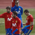 Lopetegui observa a Piqué, Ramos y Azpilicueta durante un entrenamiento de la selección española el pasado 21 de marzo.