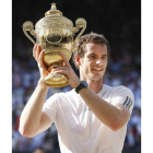 El británico levanta la copa de campeón de Wimbledon.
