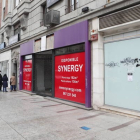 El cierre de negocios en León durante y tras la pandemia ha dejado decenas de locales vacíos en el centro. RAMIRO