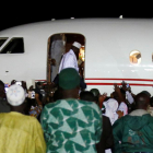 Yahya Jammeh embarca en el avión con el que ha abandonado Gambia.