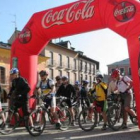 Los ejecutivos de Coca-Cola fueron guiados por el edil de Deportes, Emilio Villanueva, desde la plaz
