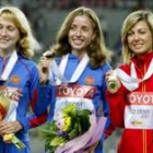 María Vasco posa con su medalla junto a las atletas rusas