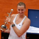 La checa Petra Kvitova posa con el trofeo del Mutua Madrid Open.