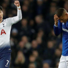Son Heung-Min (Tottenham) celebra su primer gol ante el pesar de Richarlison (Everton).
