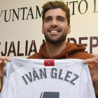 El futbolista de la Cultural Iván González es optimista con la vuelta de la competición. FERNANDO OTERO