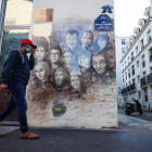 Un hombre pasa ante la sede de ‘Charlie Hebdó’. MOHAMMED BADRA