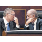 Los ministros Alberto Ruiz-Gallardón y Jorge Fernández Díaz conversan, el pasado 19 de septiembre, en el Congreso de los Diputados.
