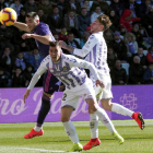 Guardiola pelea un balón con Maxi Gómez. R. GARCÍA