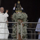 El Papa señala una imagen de la Virgen de Nuestra Señora de Aparecida en el Santuario.