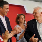 Pedro Sánchez aplaude a Josep Borrell tras conocer los resultados electorales.