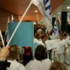 Los auxiliares de enfermería se manifestaron a mediodía de ayer en el vestíbulo del Hospital