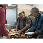 Imagen de un grupo de usuarios en un comedor social. MARÍA ARCE