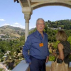 El escritor aprovechó para visitar la Alhambra.
