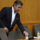 El leonesista Julio Ribo, a su llegada a una sesión plenaria. JESÚS