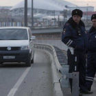 Dos agentes de tráfico rusos controlan una carretera cercana al parque olímpico de Sochi, el 7 de enero.