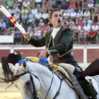 El rejoneador, José Miguel Callejón, sale victorioso de su faena.