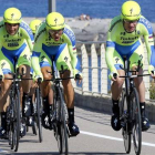El conjunto Tinkoff-Saxo, de Alberto Contador, en plena acción, durante la contrarreloj inaugural del Giro 2015.