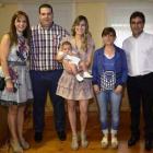 Padres y familiares del primer bautizado, con Gordaliza
