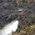 Un helicóptero Bell, durante las tareas de refresco de un monte en Jaén