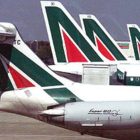 Aviones de Alitalia estacionados en el aeropuerto de Fiumicino, en Roma.