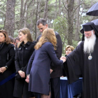 La infanta Elena saluda a un obispo en presencia de su hermana Cristina y de los príncipes.