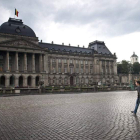 Dos turistas pasean por los alrededores del Palacio Real de Bruselas.