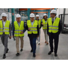 Los candidatos del PP y responsables de Tvitec, ayer en su visita a esta fábrica berciana. DL