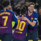 Los jugadores del Barça se abrazan tras el cuarto gol contra el Sevilla en la Copa.