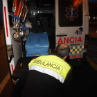 Una ambulancia del Hospital traslada al aeropuerto órganos donados en León para viajar a sus destinos de recepción.