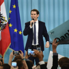 Sebastian Kurz se dirige a sus seguidores tras vencer en las legislativas austriacas. CHRISTIAN BRUNA