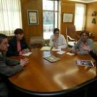 Un momento de la reunión que ayer mantuvo el alcalde la ciudad con la asociación Adavas
