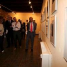 Valcarce, durante la visita a la exposición en Villablino