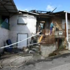 Las dos casas afectadas por el incendio, en la de la derecha fue donde se originó el fuego