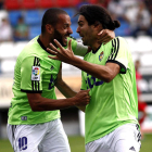 Yuri y Andy celebran el gol de éste último, que ponía a la Deportiva por delante en el inicio de la segunda parte.