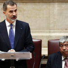 El rey, en presencia del presidente del Parlamento luso, Eduardo Ferro Rodrigues. TIAGO PETINGA