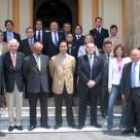 Imagen de familia de la expedición leonesa con representantes del Ayuntamiento de Sevilla