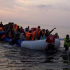 Una embarcación de migrantes llegando a la isla de Lesbos.