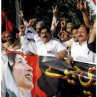 Partidarios del PPP sujetan una pancarta con la foto Benazir Bhutto