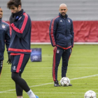 Guardiola, Con Javi Martínez y Vidal, en el entrenamiento del Bayern.