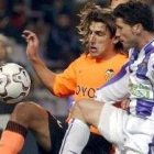 El capitán del Valladolid, Torres Gómez, pugna con el valencianista Miguel Ángel por un balón