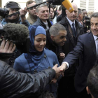 Nicolas Sarkozy, presidente y candidato a la reelección, saluda a unos simpatizantes.