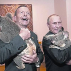 Putin (izquierda) y el primer ministro australiano, Tony Abbott, posan con koalas antes de la cumbre del G-20.