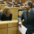 Zapatero conversa con dos senadoras socialistas antes del inicio de la sesión de control al Gobierno