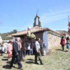 La comitiva pasa ante la ermita en la recta final de la procesión
