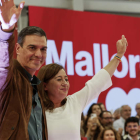 Pedro Sánchez con la presidenta de la Comunidad Balear. CATI CLADERA